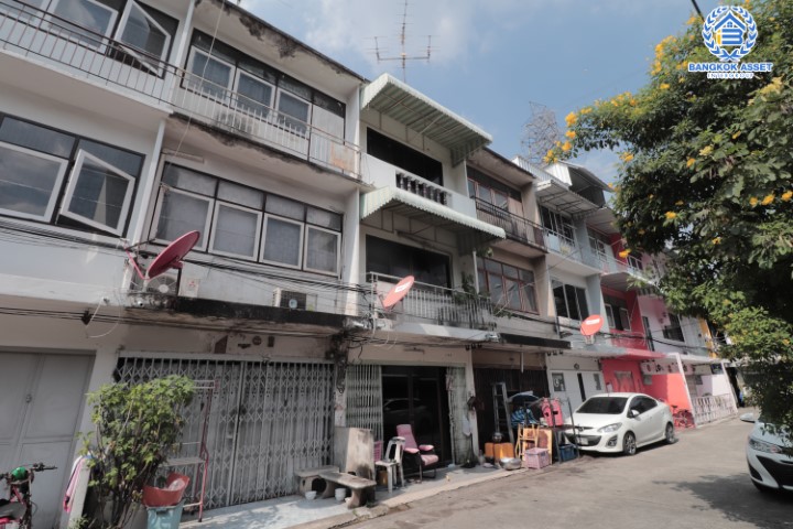 *****ทาวน์เฮ้าส์มือสองย่านกรุงเทพมหานคร ม.ประชาชื่น 36 ประชาชื่น บนเนื้อที่ 12 ตร.ว. ฟังก์ชัน 3 ห้องนอน 2 ห้องน้ำ 1 ที่จอดรถ บ้านหันทิศตะวันออกเฉียงใต้ ทำเลดี เดินทางง่าย ใกล้เดอะมอลล์ งามวงศ์วาน, ทางด่วน "ศรีรัช" และรถไฟฟ้าสายสีม่วง "สถานีบางซ่อน"...